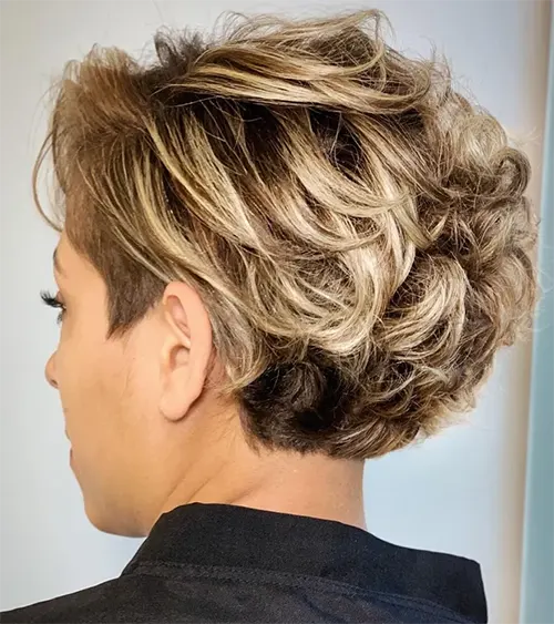 Corte Encaracolado com Mechas Laterais Corte Encaracolado com Mechas Laterais